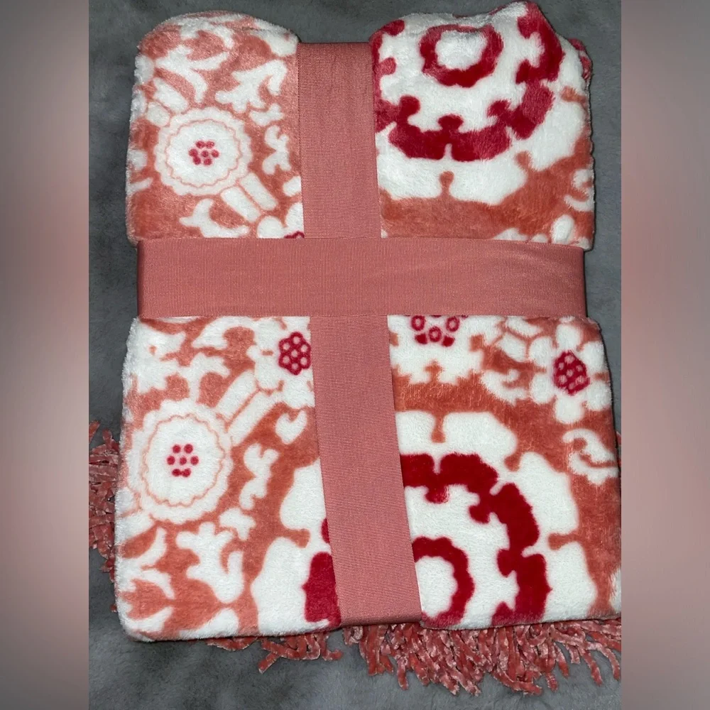 🥶NWT Cuddl Duds Velvet Fringe Throw